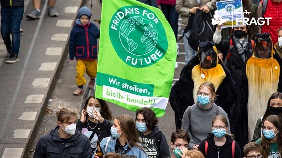 Menschen nehmen am Globalen Klimastreik teil.