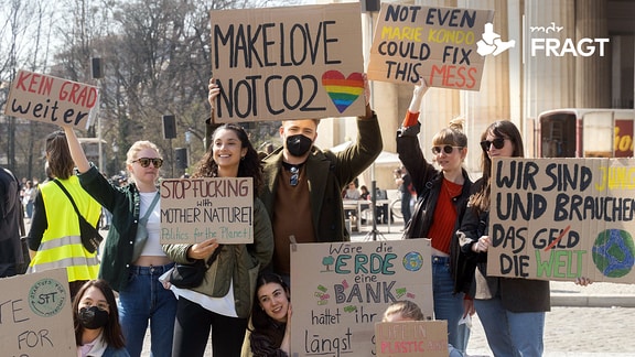 FFF kündigt globalen Klimastreik an Gruppe von Teilnehmer*innen mit Schildern.