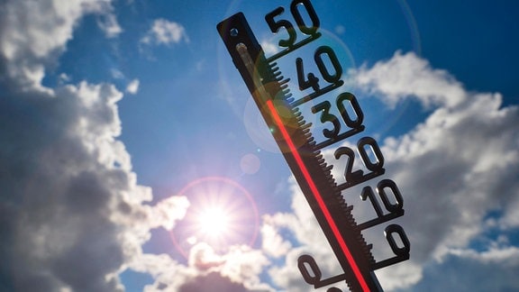 Thermometer in der Sonne zeigt über 40 Grad Celsius