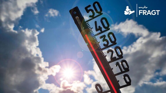 Thermometer in der Sonne zeigt über 40 Grad Celsius