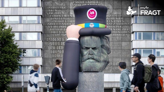 Das Karl Marx Monument in Chemnitz trägt einen Hut.