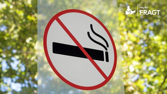 Aufkleber «Rauchverbot» auf einer Scheibe