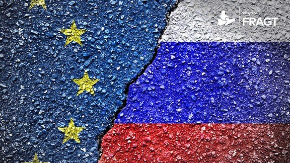 die Fahnen von EU und Russland auf gebrochenem Grund