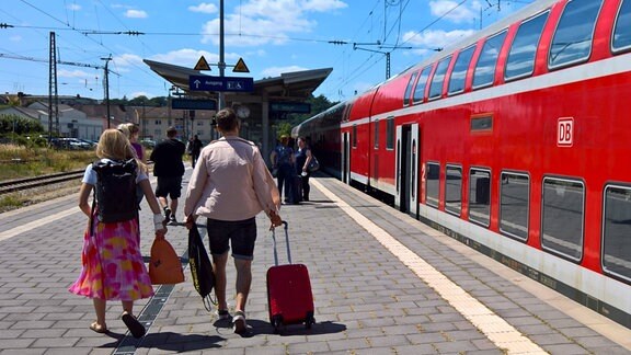 Zug-Passagiere auf dem Weg in den Urlaub.