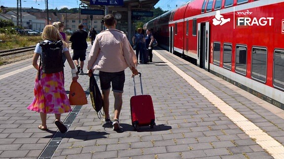 Zug-Passagiere auf dem Weg in den Urlaub.