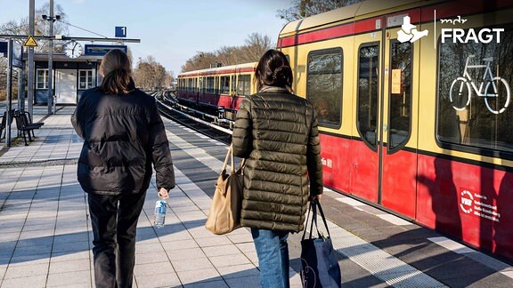 Zwei Personen verlassen die S-Bahn.