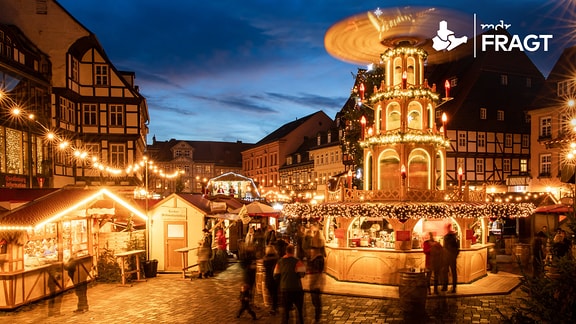 Menschen auf dem Weihnachtsmarkt in Quedlinburg.
