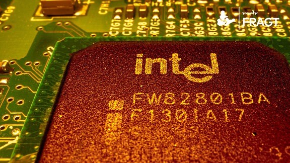 Intel Mikroprozessor CPU auf einer Computerplatine Symbolbild in warmen Farben