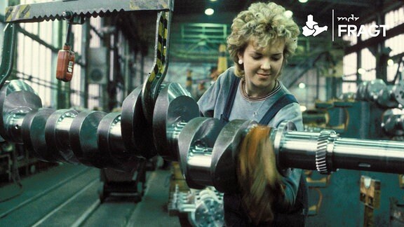 Eine Arbeiterin poliert ein Maschinenteil im VEB -Schwermaschinenbau Karl Liebknecht (SKL)- in Magdeburg, 1987.