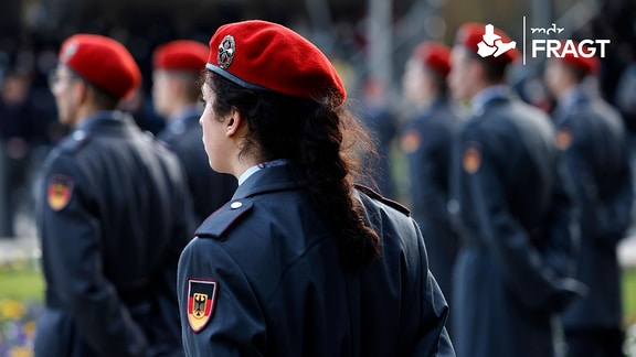 Rekruten und Rekrutinnen nehmen anlässlich des 66. Gründungs-jahres der Bundeswehr am feierlichen Gelöbnis vor der Villa Hammerschmidt in Bonn teil. 