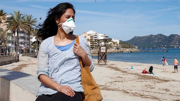 Frau trägt Munschutz auf Mallorca