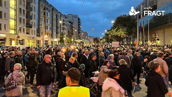 Seit einigen Wochen demonstrieren Menschen gegen die Energiepreise und die Politik, wie hier am Tag der Einheit in Magdeburg.