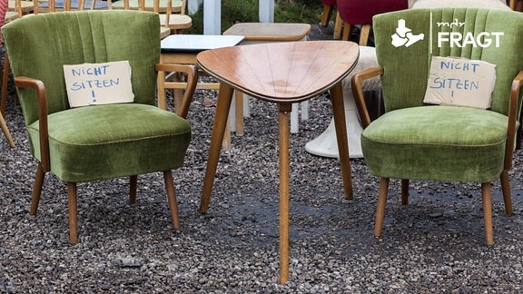 Tisch und Sessel aus den 60er Jahren werden auf einem Trödelmarkt zum Kauf angeboten