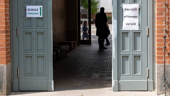 Herzlich willkommen zurück - Gruß an die zurückkehrenden Schüler am Eingang der Thomas-Mann-Grundschule in Berlin-Prenzlauer Berg