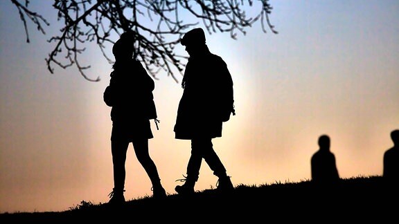 Menschen machen einen Spaziergang