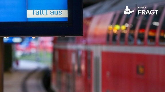 Ein Zugausfall wird auf einer Anzeigentafel in einem Hauptbahnhof angezeigt. 
