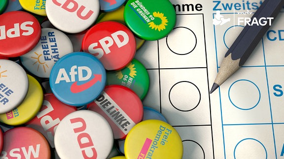 Wahlzettel mit Stift und mehrere Parteisticker