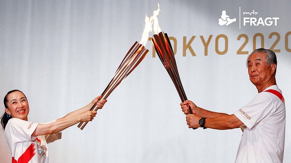 Mann und Frau mit dem Olympischen Feuer