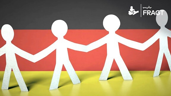 Menschenkette aus Papier auf Deutschlandfahne