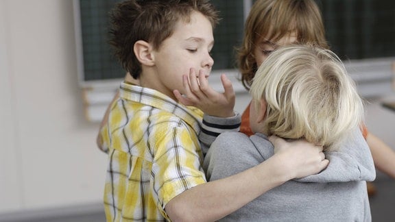 Grundschüler werden einem kleineren Mitschüler gegenüber gewalttätig