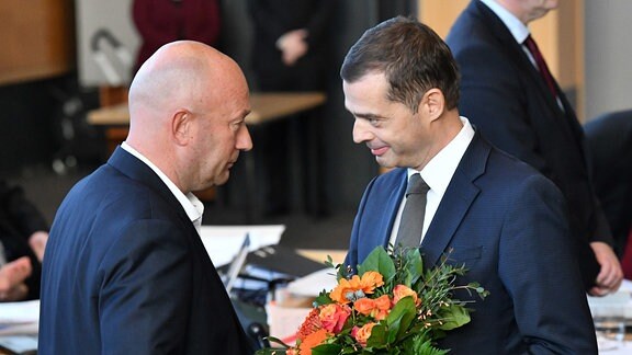 Mike Mohring, (r) CDU-Fraktionschef gratuliert Thomas Kemmerich (l, FDP), dem neuen Thüringer Ministerpräsidenten. 