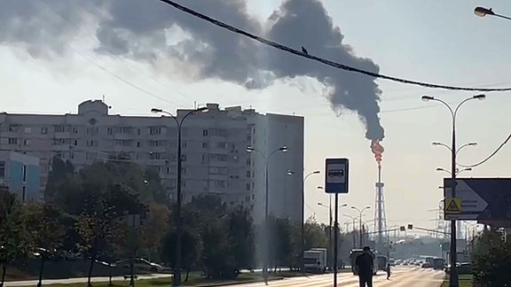 Rauch steigt aus der Ölraffinerie Kapotnya auf.