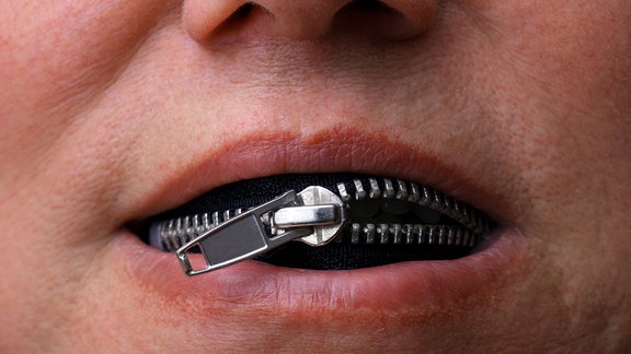 Mund mit Reißverschluss - Symbolbild Zensur, Maulkorb