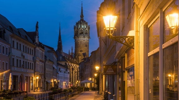 Schlossstraße mit Turm der Schlosskirche bei Abendstimmung