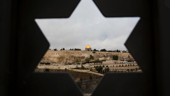 MDR AKTUELL | Podcast Audio: Lydia Jakobi spricht mit der israelischen Historikerin Yfaat Weiss | Bild: Die Altstadt Jerusalems mit dem Tempelberg, fotografiert durch eine Tür mit einer Aussparung in Form des Davidsterns
