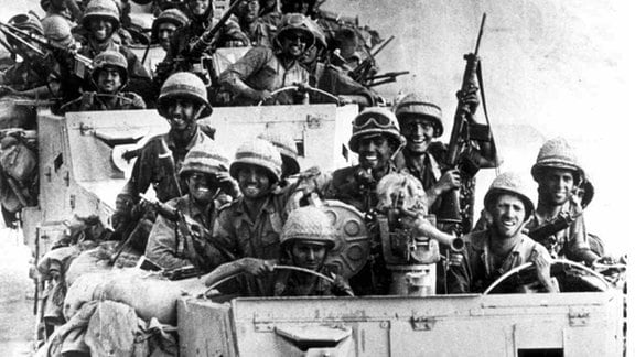Israelische Truppen sind im Juni 1967 in Al Arish (Ägypten) auf dem Vormarsc