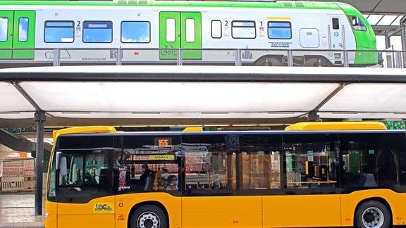 Ein zentraler Omnibusbahnhof als Verkehrsknotenpunkt mit direktem Anschluss an Züge vom unmittelbar benachbarten S-Bahn Haltepunkt.