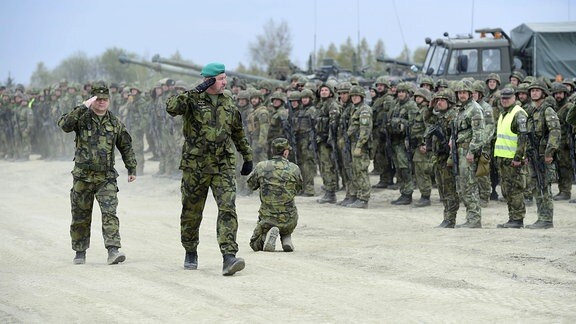Auf dem Foto sind v.l.n.r. Jiri David, Kommandeur der 7. mechanisierten Brigade, und Josef Kopecky, Kommandeur der tschechischen Landstreitkräfte der Armee der Tschechischen Republik (ACR) zu sehen.