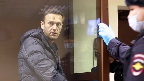 In diesem Auszug aus einem vom Bezirksgericht Babuskinsky zur Verfügung gestellten Video steht der rechtspopulistische russische Aktivist Alexej Nawalny während einer Anhörung zu seiner Anklage wegen Verleumdung im Bezirksgericht Babuskinsky in einem Glaskasten. Alexej Nawalny wird durch ein Moskauer Gericht zu einer Haftstrafe verurteilt.