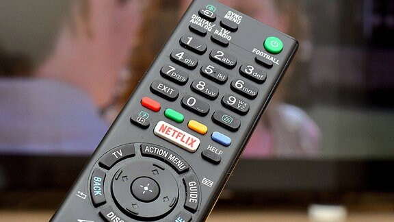 Netflix-Logo auf einer Fernbedienung 