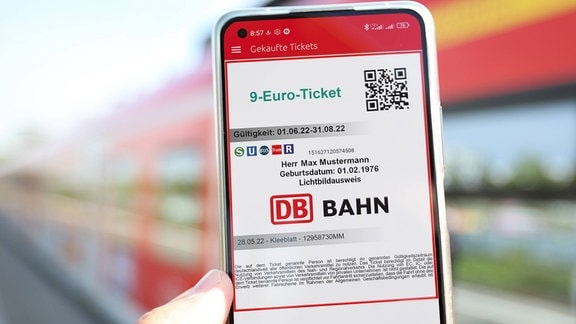 Ein Mitarbeiter zeigt eine App der DB zum Kauf des 9-Euro-Tickets.