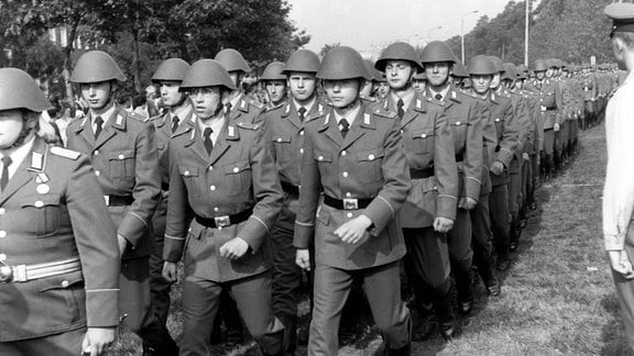 Soldaten der Nationalen Volksarmee (NVA) marschieren 1980 in Cottbus