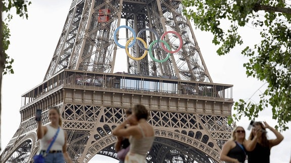 Olypische Ringe am Eiffelturm in Paris