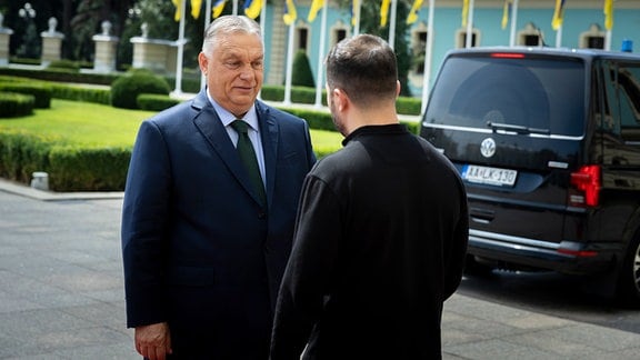 Der ukrainische Präsident Wolodymyr Selenskyj (r) begrüßt den ungarischen Ministerpräsidenten Viktor Orban