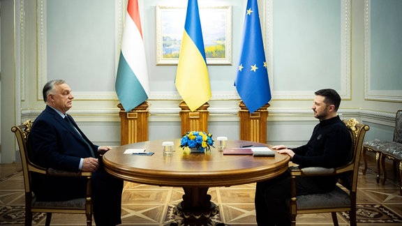 Auf diesem vom Pressebüro des ungarischen Premierministers herausgegebenen Foto treffen sich der ukrainische Präsident Wolodymyr Selenskyj (r) und der ungarische Ministerpräsident Viktor Orban.