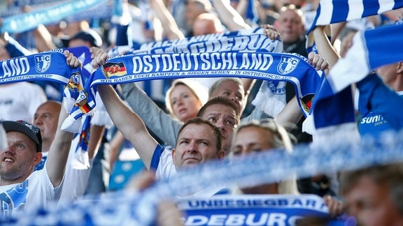 Fußballfans im Stadion mit Schals