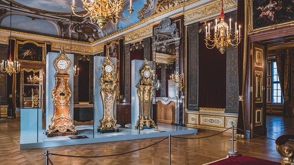 Ausstellungsraum: drei historische Standuhren