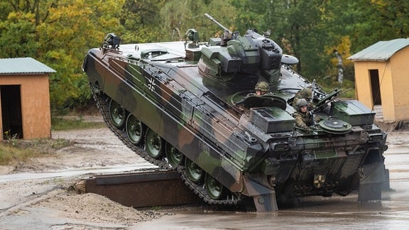 Ein Schützenpanzer der Bundeswehr vom Typ Marder, der von Rheinmetall Landsysteme gebaut wird, fährt über ein Hindernis.