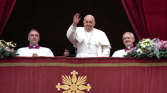 Papst Franziskus winkt vom Hauptbalkon des Petersdoms im Vatikan