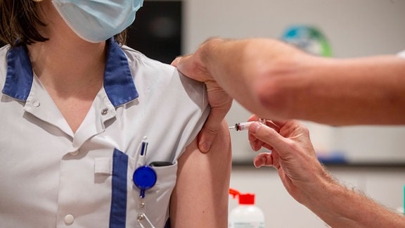 Pflegerin erhält Impfung