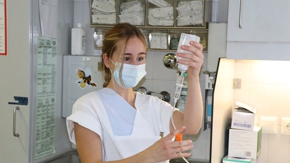 Die Pflegeschülerin Selina Wang arbeitet im Klinikum Nürnberg. Die 20-Jährige ist inzwischen im dritten Ausbildungsjahr.