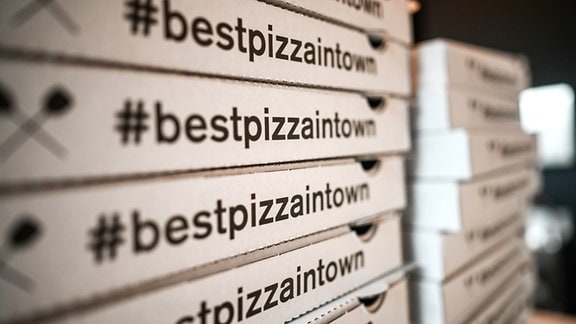 Stapel von Pizzakartons einer Restaurantkette