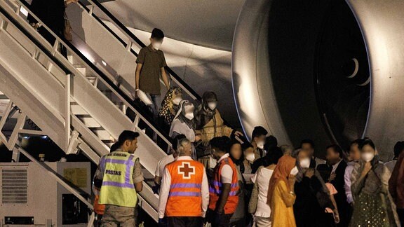Afghanische Flüchtlinge kommen mit einem Flugzeug aus Islamabad auf dem Luftwaffenstützpunkt Torrejón de Ardoz an