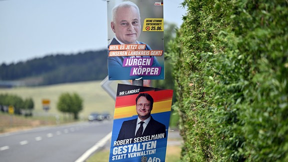 Plakate mit den Portraits der Kandidaten hängen an der Bundesstraße 89 im Landkreis Sonneberg. 