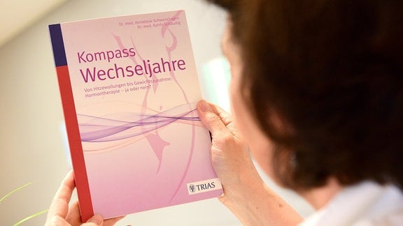 Katrin Schaudig, Frauenärztin, zeigt ihr Buch "Kompass Wechseljahre". Aufnahmedatum 04.08.2022