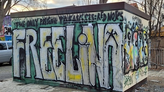 Graffiti - Free Lina steht auf einem Trafohäuschen in Dresden     BestellerIn: Mike Heerdegen-Simonsen Rückrufnummer: 5710    D